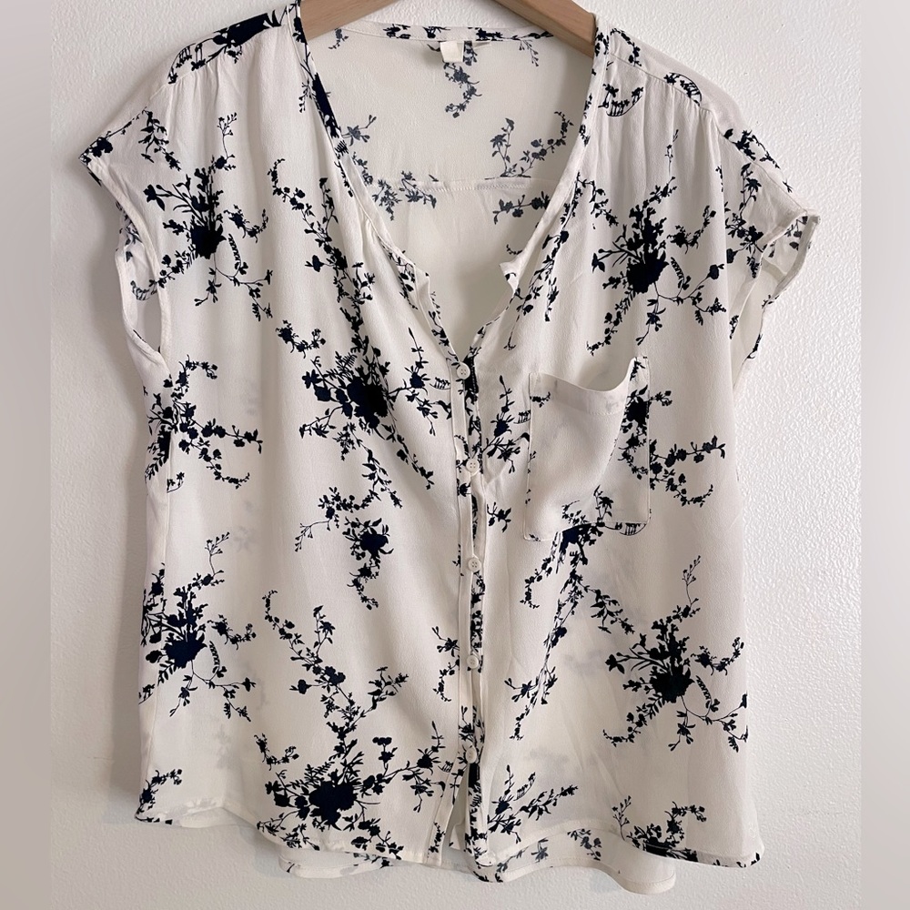 Treasure Bond Women’s short sleeve top , size small , off white , floral